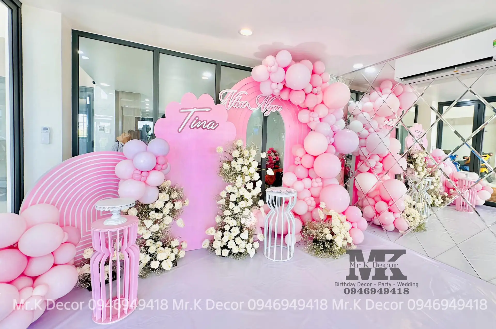 Trong cuộc sống hiện đại, các sự kiện như tiệc cưới, sinh nhật, lễ kỷ niệm, hội thảo hay các buổi tiệc công ty đã trở thành một phần quan trọng. Trang trí sự kiện không chỉ đơn giản là làm đẹp không gian, mà còn là cách thể hiện phong cách, tinh thần của sự kiện và mang lại những trải nghiệm đáng nhớ cho khách mời. Hãy cùng tìm hiểu lý do tại sao việc trang trí sự kiện lại quan trọng và cần thiết.